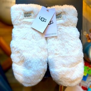 BNWT* UGG FAUX FUR SOLD OUT MITTENS